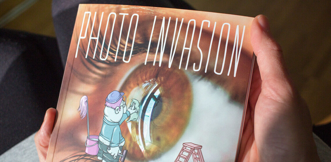 Das Buch "Photo Invasion" von Lucas Levitan, in Händen gehalten.