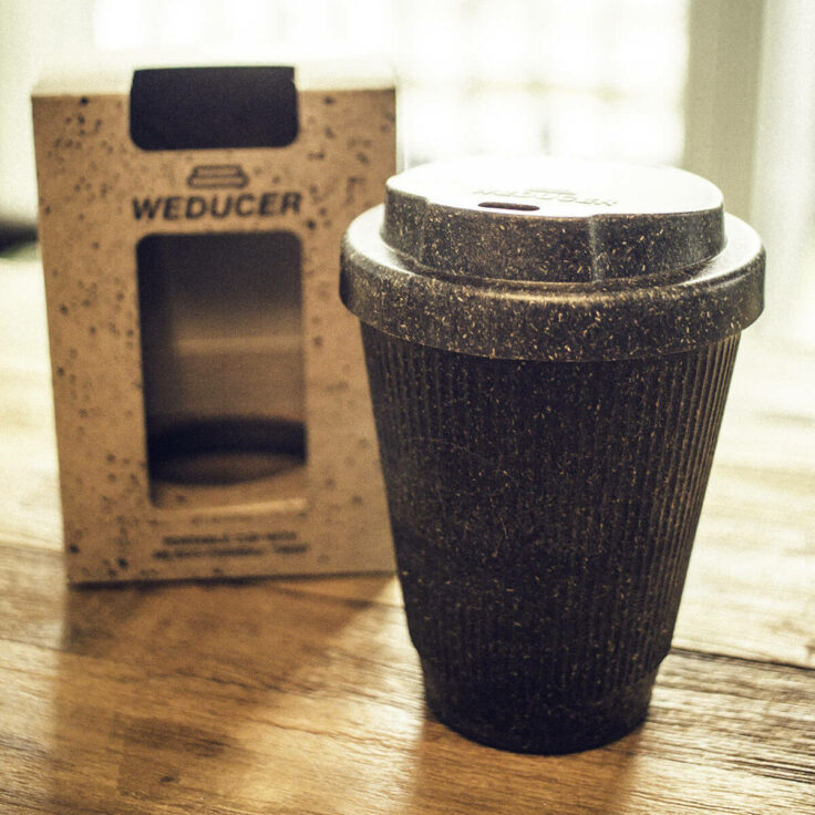 Der Weducer Cup steht auf dem Tisch vor seiner Verpackung.