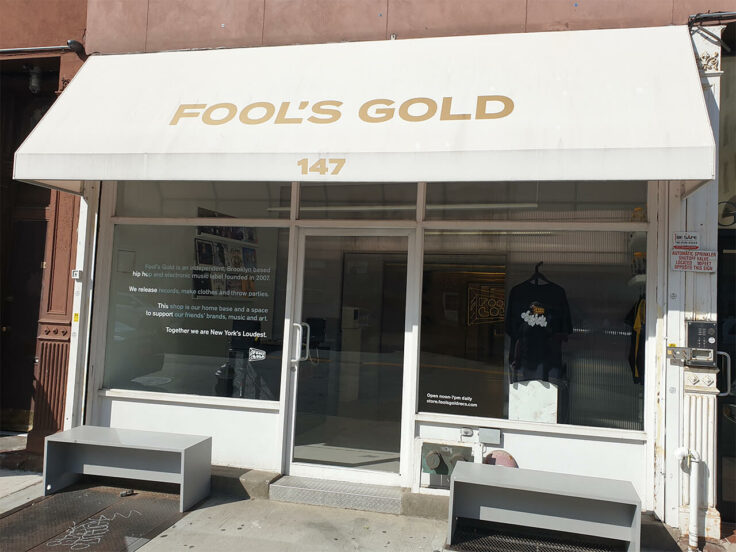 Sicht auf den Fool's Gold Store in Brooklyn, in dem biis zur Pandemie u. a. auch Duck Sauce eine Heimat hatten.