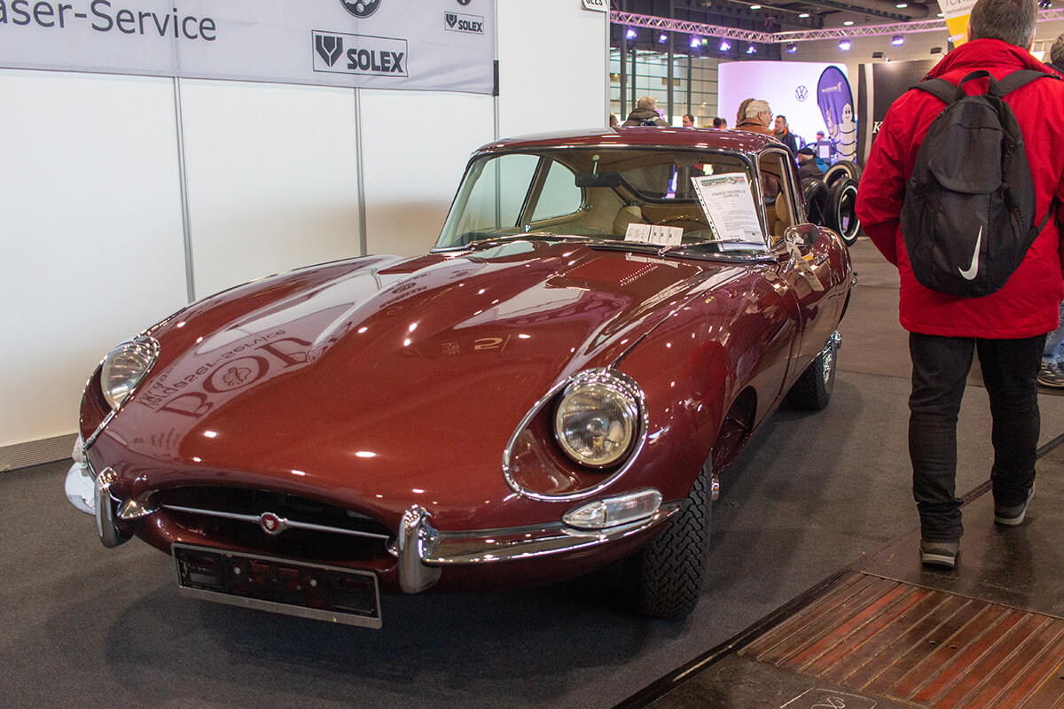 Jaguar Coupe in Weinrot.