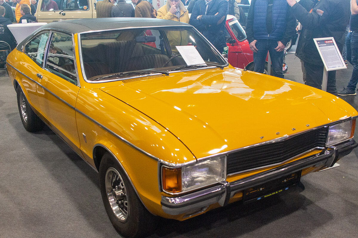 Ford Granada in Ockergelb.