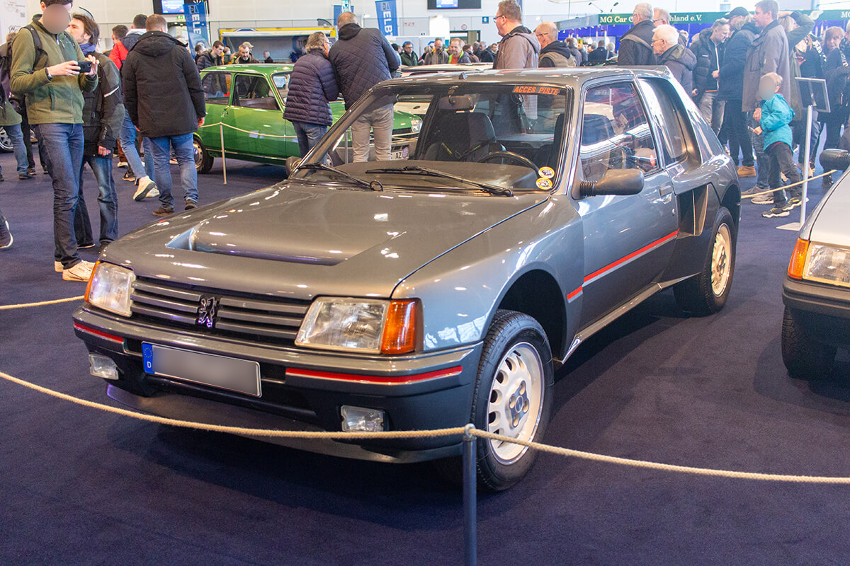 Peugeot 205 Turbo in typischem Grau.