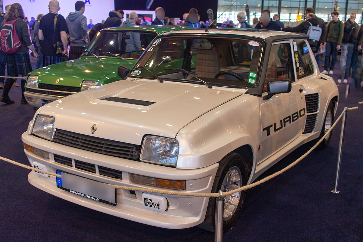 Renault 5 in der Turboversion mit Mittelmotor. Im Hintergrund steht die reguläre Version.