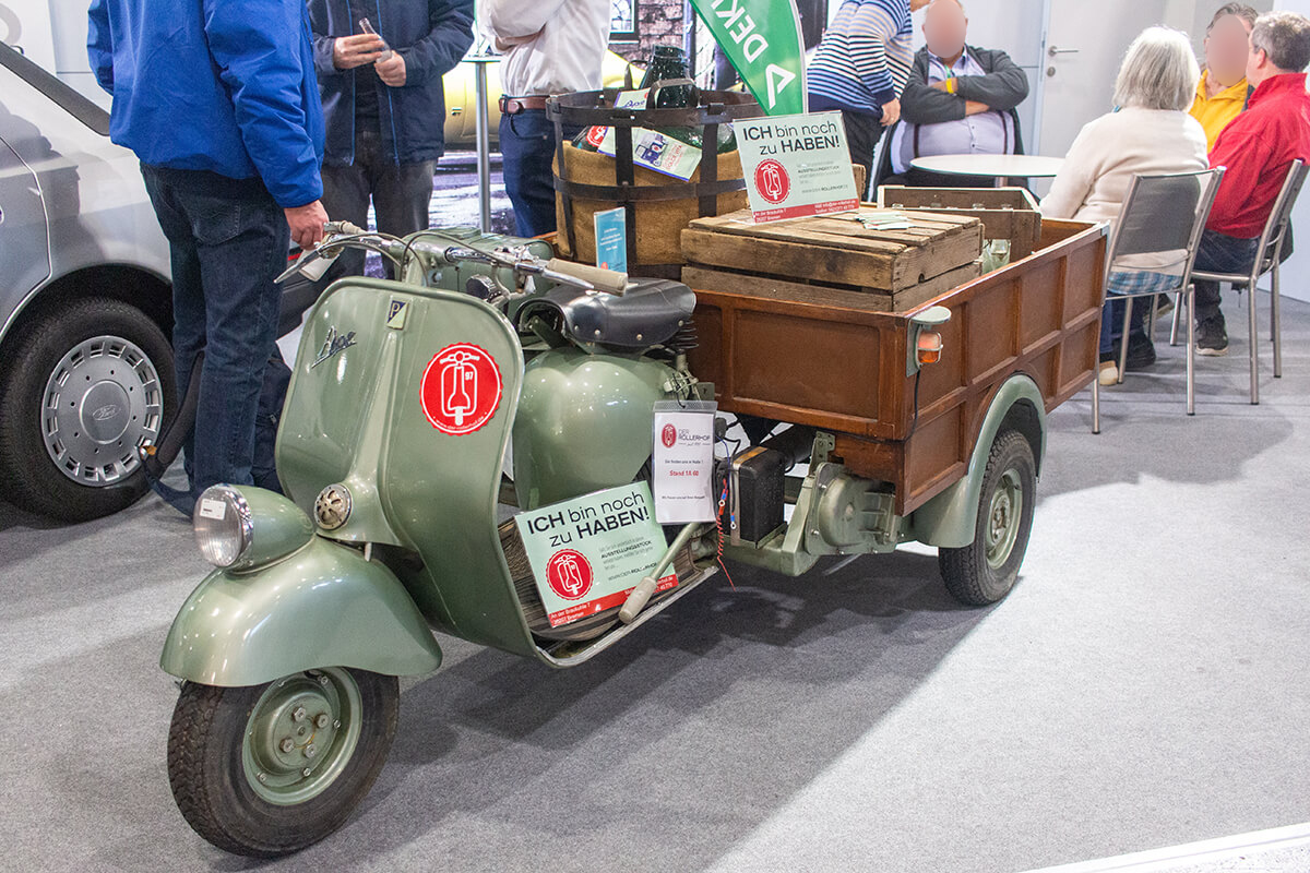 50er oder 60er Jahre Piaggio Roller mit Kastenaufbau und zweirädriger Hinterachse in leichtem grün.