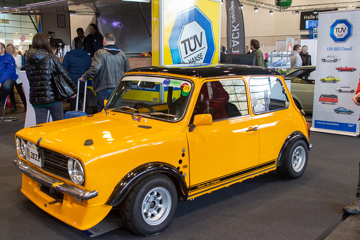 Knallgelber Mini mit eingebautem Honda-Motor am Stand vom TÜV Hanse.