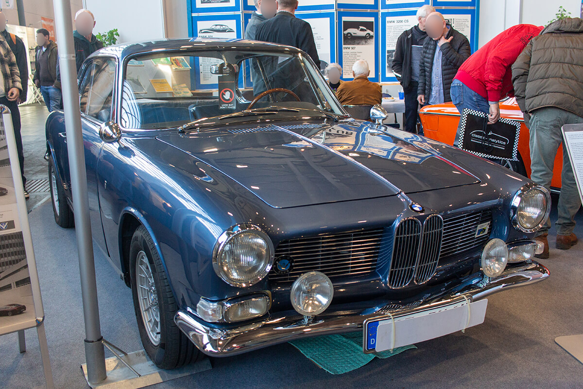 Blaue BMW Limousine aus den 70ern.