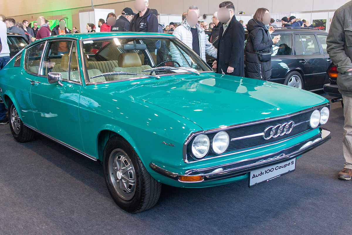 Audi 100 Coupe in türkis.