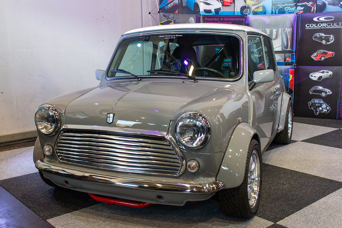 Aschgrauer Mini mit Honda Motor.