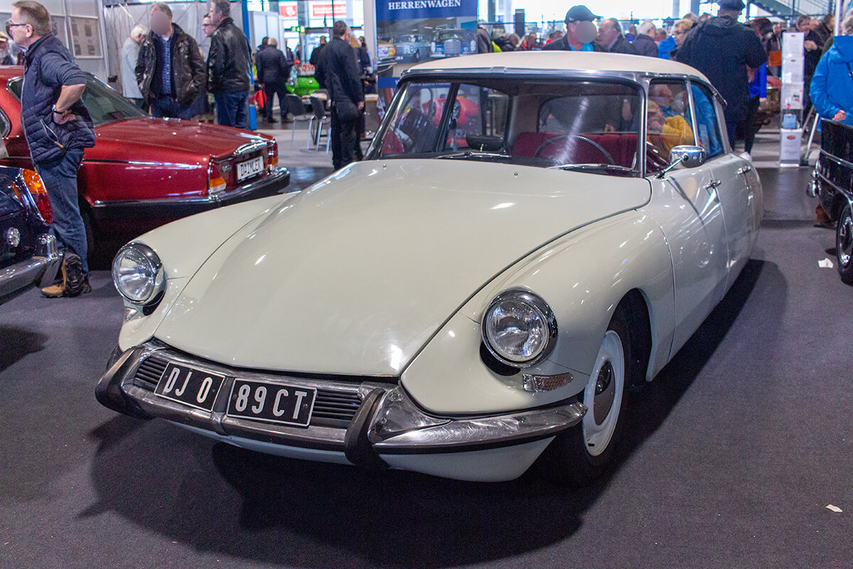 Frontansicht mit leichter Sicht auf die rechte Seite auf eine weiße Citroën DS.