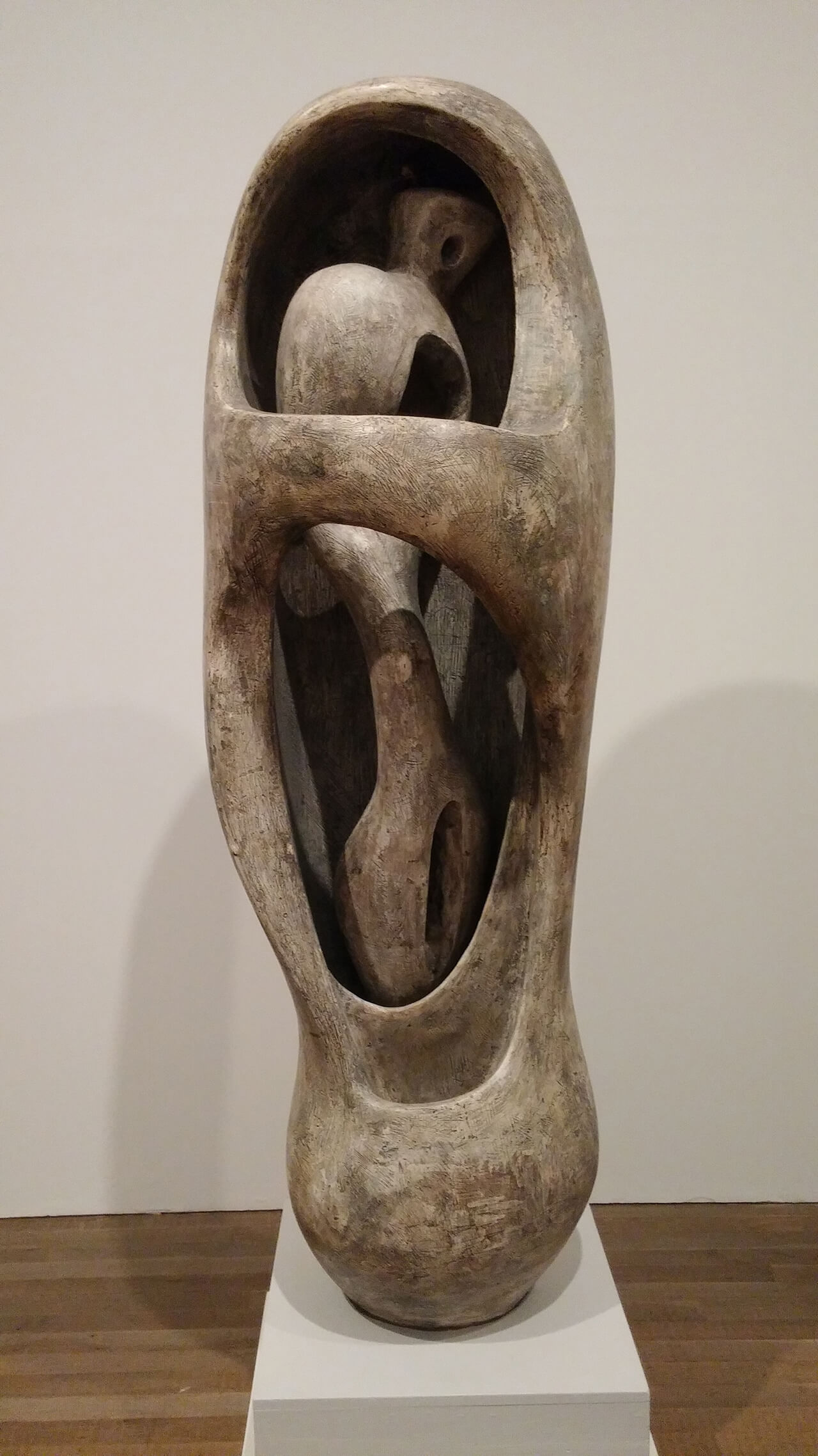 Henry Moores Skulptur im Tate Modern.